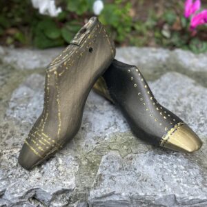 kalapodia-black-and-gold-light