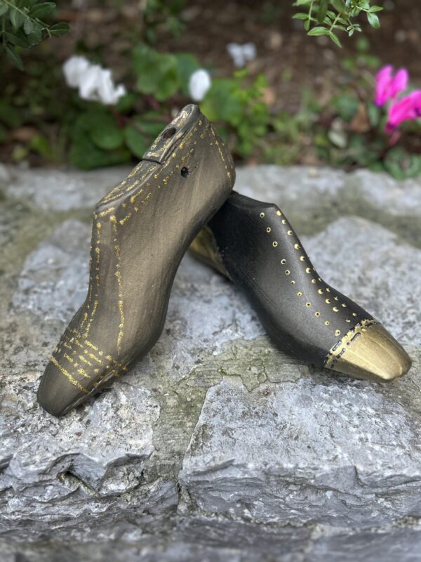 kalapodia-black-and-gold-light