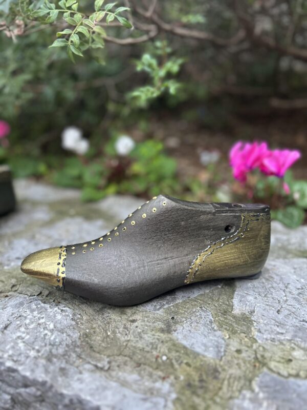 kalapodia-black-and-gold-light