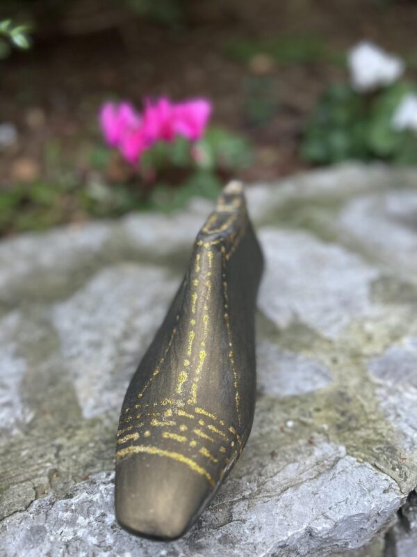 kalapodia-black-and-gold-light