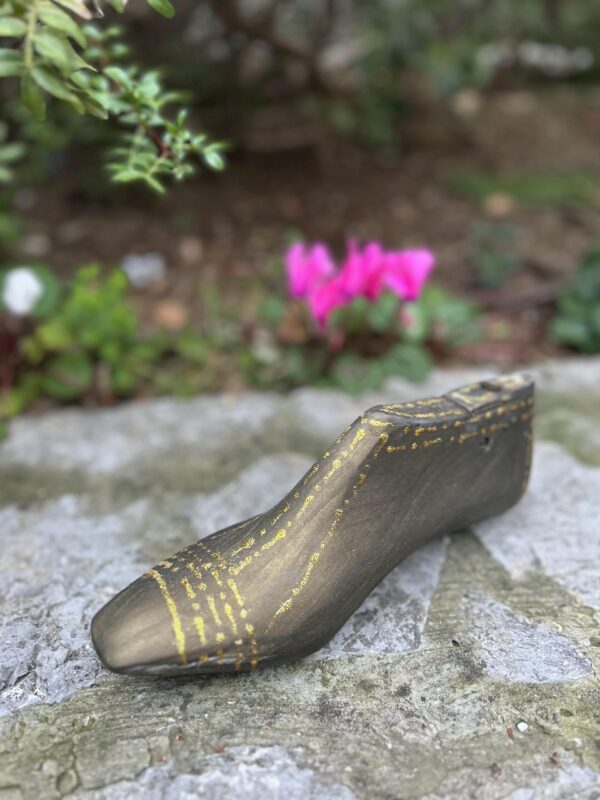 kalapodia-black-and-gold-light