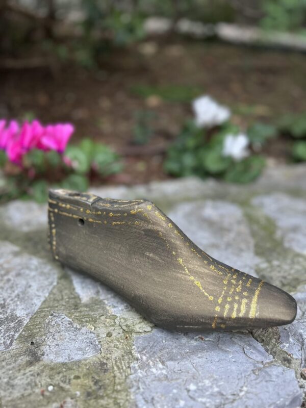 kalapodia-black-and-gold-light