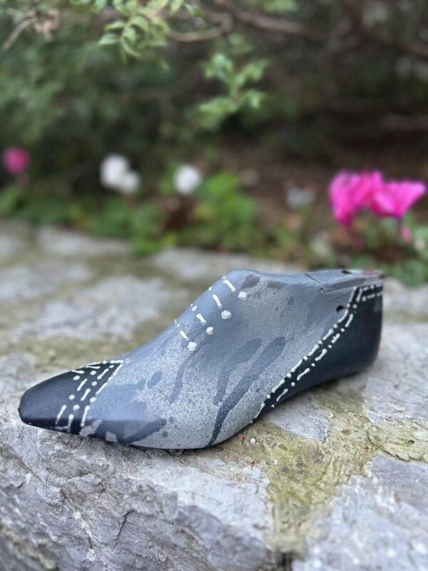 kalapodi-serious-grey