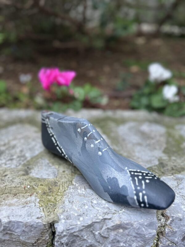 kalapodi-serious-grey