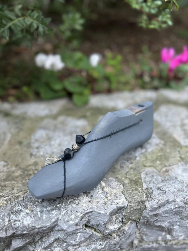 kalapodi-grey-shadows