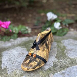 kalapodi-yellow-black