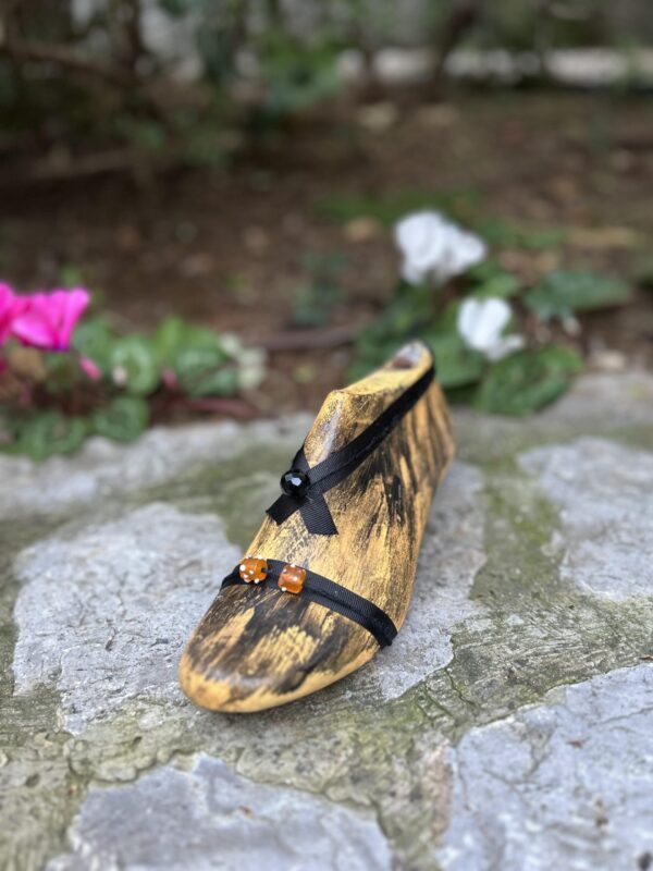 kalapodi-yellow-black