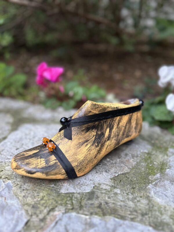 kalapodi-yellow-black