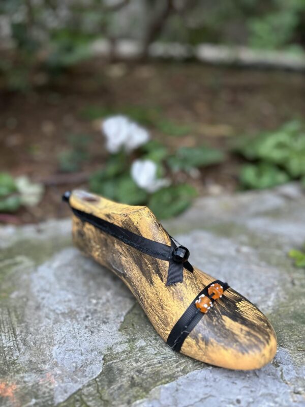 kalapodi-yellow-black