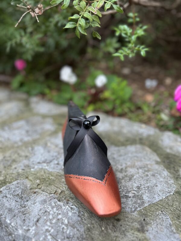 kalapodi-serious-bronze