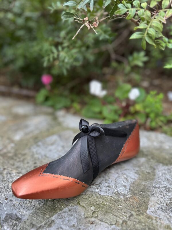 kalapodi-serious-bronze