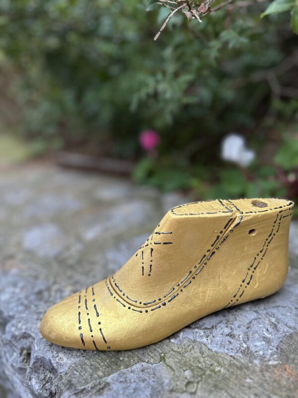 kalapodi-golden-boots